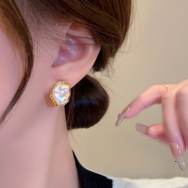 The irregular-shaped Baroque pearl earrings exude a sense of light luxury and high-end sophistication. The unique design of the stud earrings is fashionable, elegant and versatile details Picture