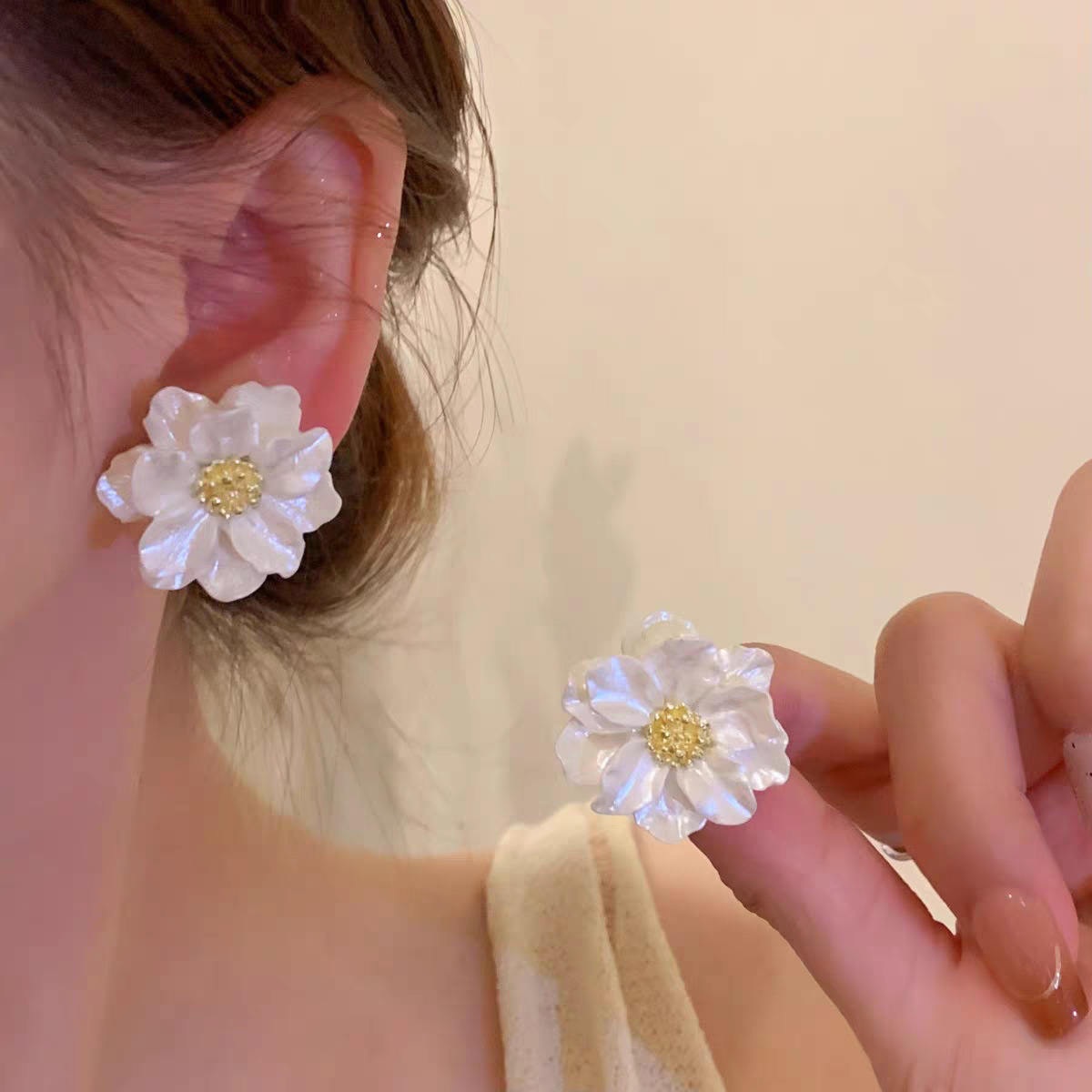 Zirconium rose flower earrings with a light luxury and high-end feel, stud earrings, a 2026 bestseller for women, are versatile and niche earrings for summer commutes undefined