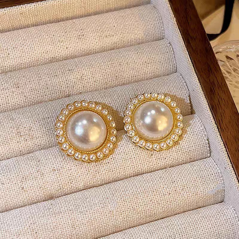 Small and exquisite pearl earrings for women, 2026 new style, light luxury and high-end feel, ear studs, niche design sense, internet-famous earrings undefined