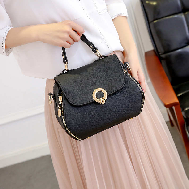 Autumn and winter stylish small bag for women 2022 New Korean style, versatile and trendy single-shoulder crossbody bag for women Application Scenario