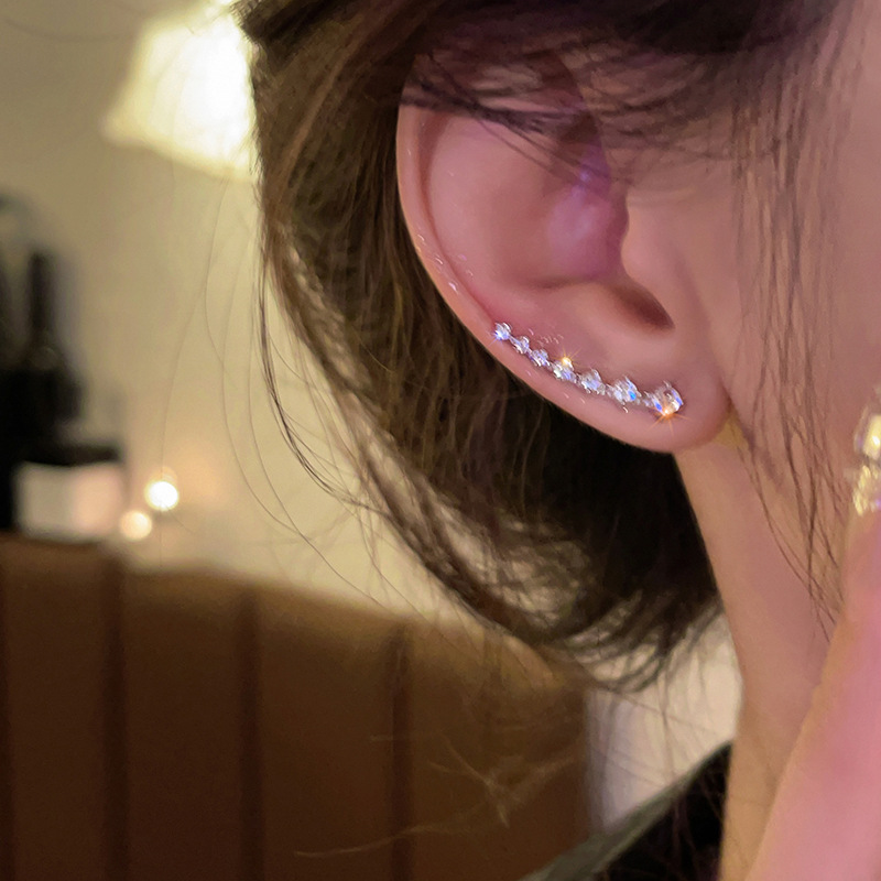 Korean version of the "Seven Stars of the Big Dipper" white stone ear studs, a niche design, high-end earrings, sparkling diamonds, elegant and simple, arc-shaped earrings for women details Picture