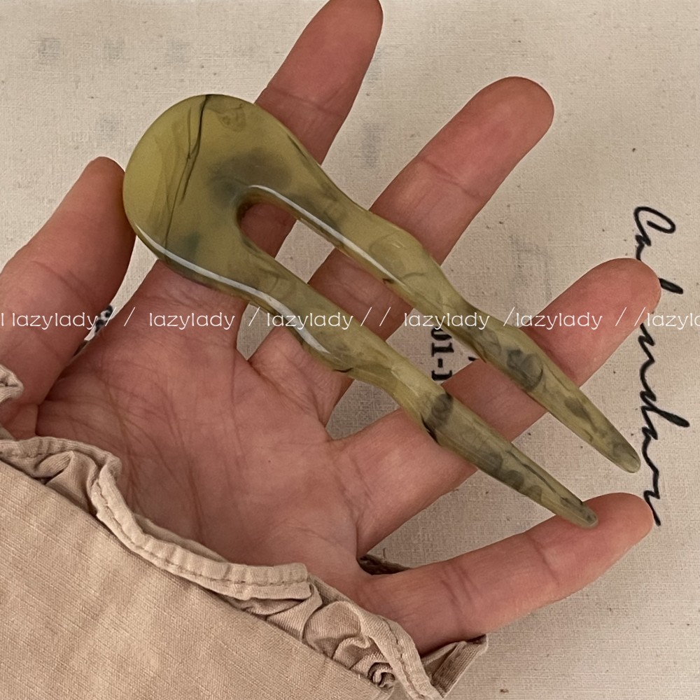 This short hairpin is suitable for women with less hair. It is made of acetate and features a retro thickened coil hairpin with a Chinese style details Picture