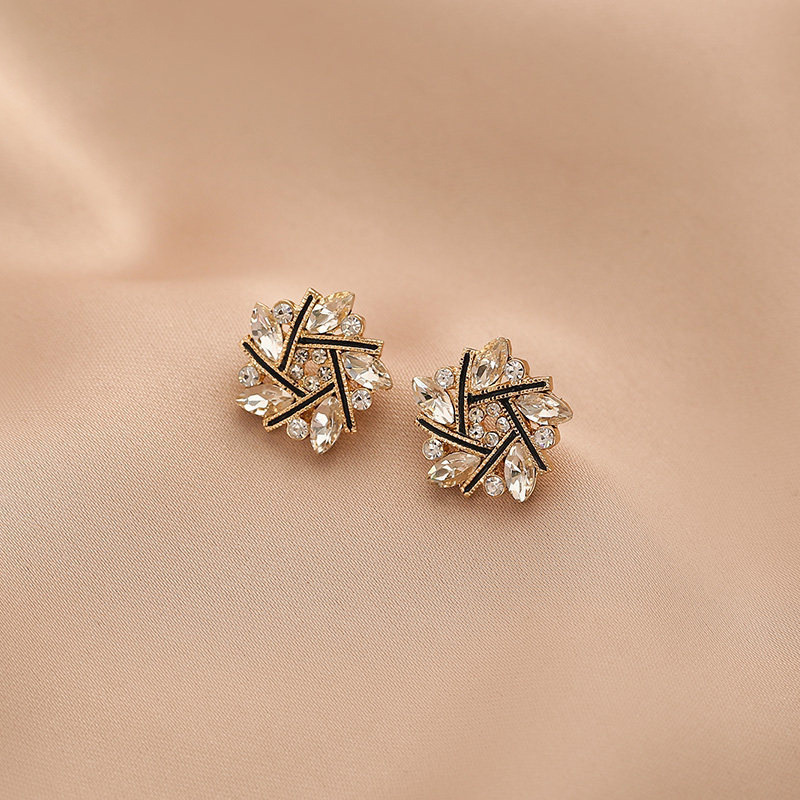 2026 New style fashionable and versatile earrings, feminine pearl stud earrings, silver needle, niche design, high-end sense earrings wholesale undefined