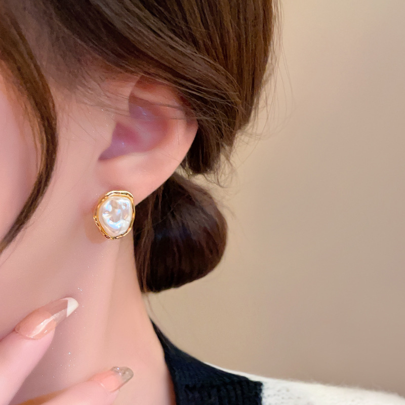 The irregular-shaped Baroque pearl earrings exude a sense of light luxury and high-end sophistication. The unique design of the stud earrings is fashionable, elegant and versatile Application Scenario