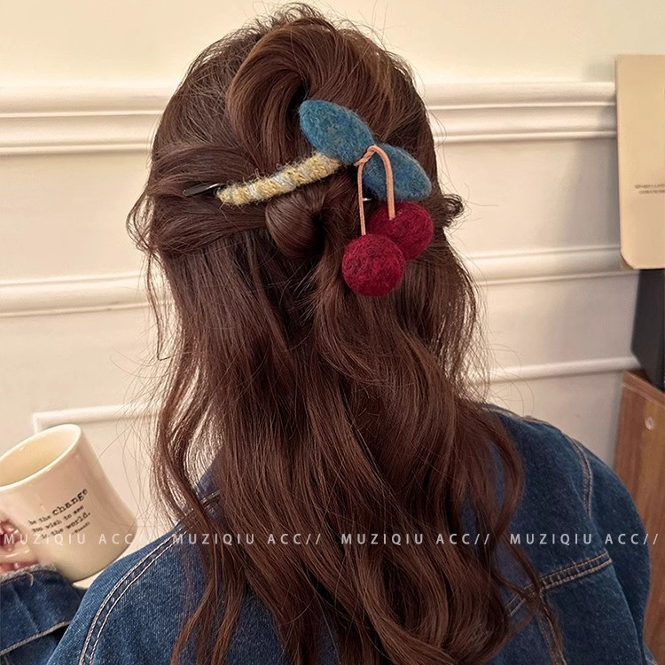 This autumn and winter retro cherry twist clip is a unique and high-end women's fashion hair clip. The back of the head is a shark clip that shows a lot of hair Application Scenario