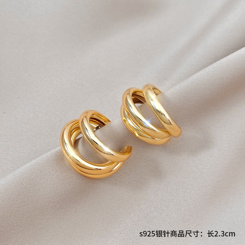 2026 New style fashionable and versatile earrings, feminine pearl stud earrings, silver needle, niche design, high-end sense earrings wholesale undefined