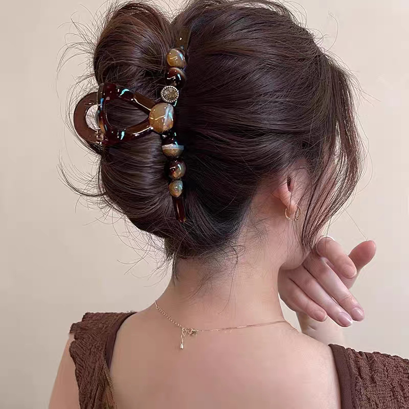 The new 2025 version of the "Elegant and luxurious, round bead, high-end" hairpin for women has a large amount of hair and a shark clip at the back of the head Specification image