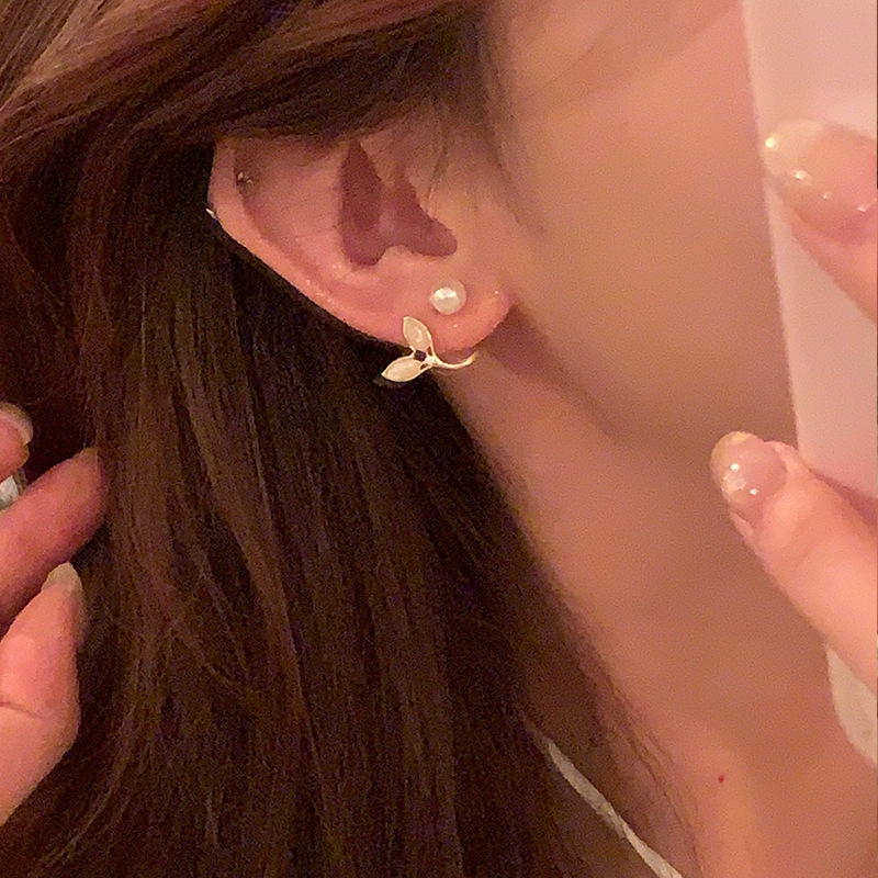 The rear-hanging fishtail pearl earrings for women are a new 2024 high-end style stud earrings with a unique and niche design details Picture
