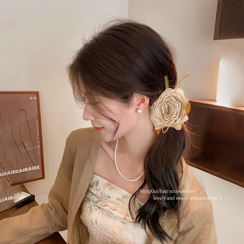 Dry rose flower grab clip for women, 2025 new high-end large shark clip for the back of the head, hairpin headwear Application Scenario