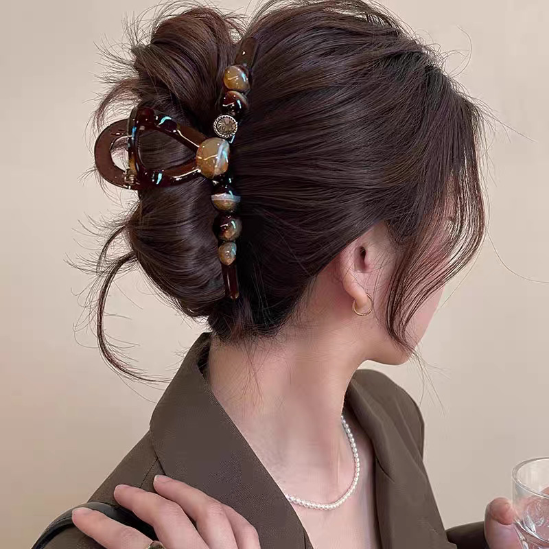 The new 2025 version of the "Elegant and luxurious, round bead, high-end" hairpin for women has a large amount of hair and a shark clip at the back of the head details Picture
