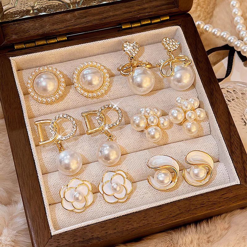 Small and exquisite pearl earrings for women, 2026 new style, light luxury and high-end feel, ear studs, niche design sense, internet-famous earrings Specification image