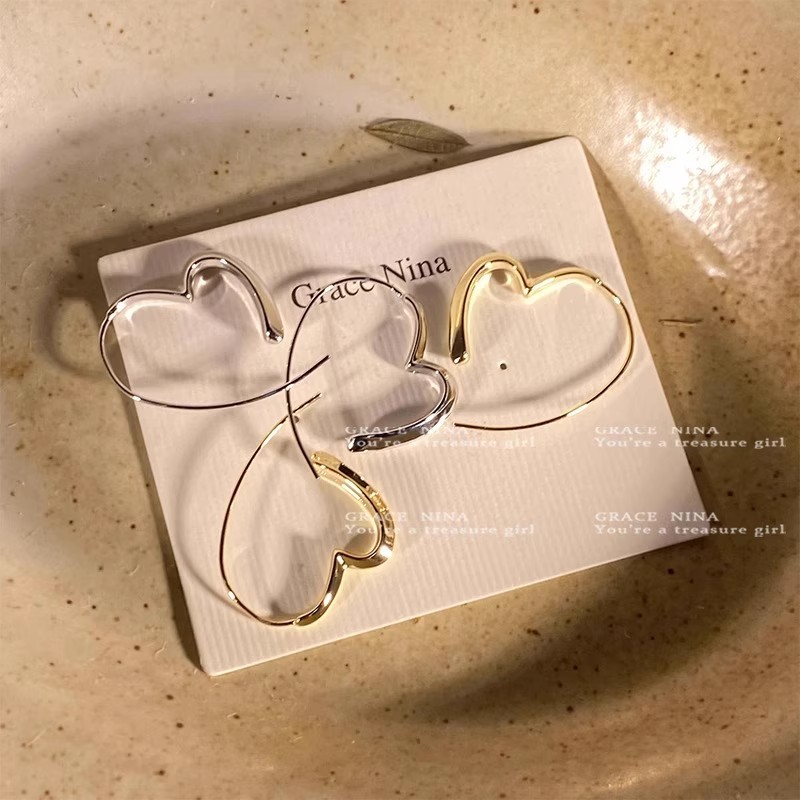 Cold and simple style, heart-shaped earrings, new 2024 style, high-end and niche design, versatile stud earrings for women Application Scenario
