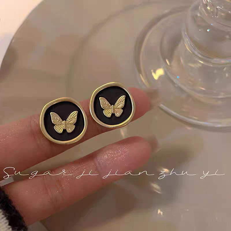 Sweet and cool style heart-shaped pearl stud silver needle 2024 new trendy and internet-famous design earrings, personalized and elegant earrings undefined