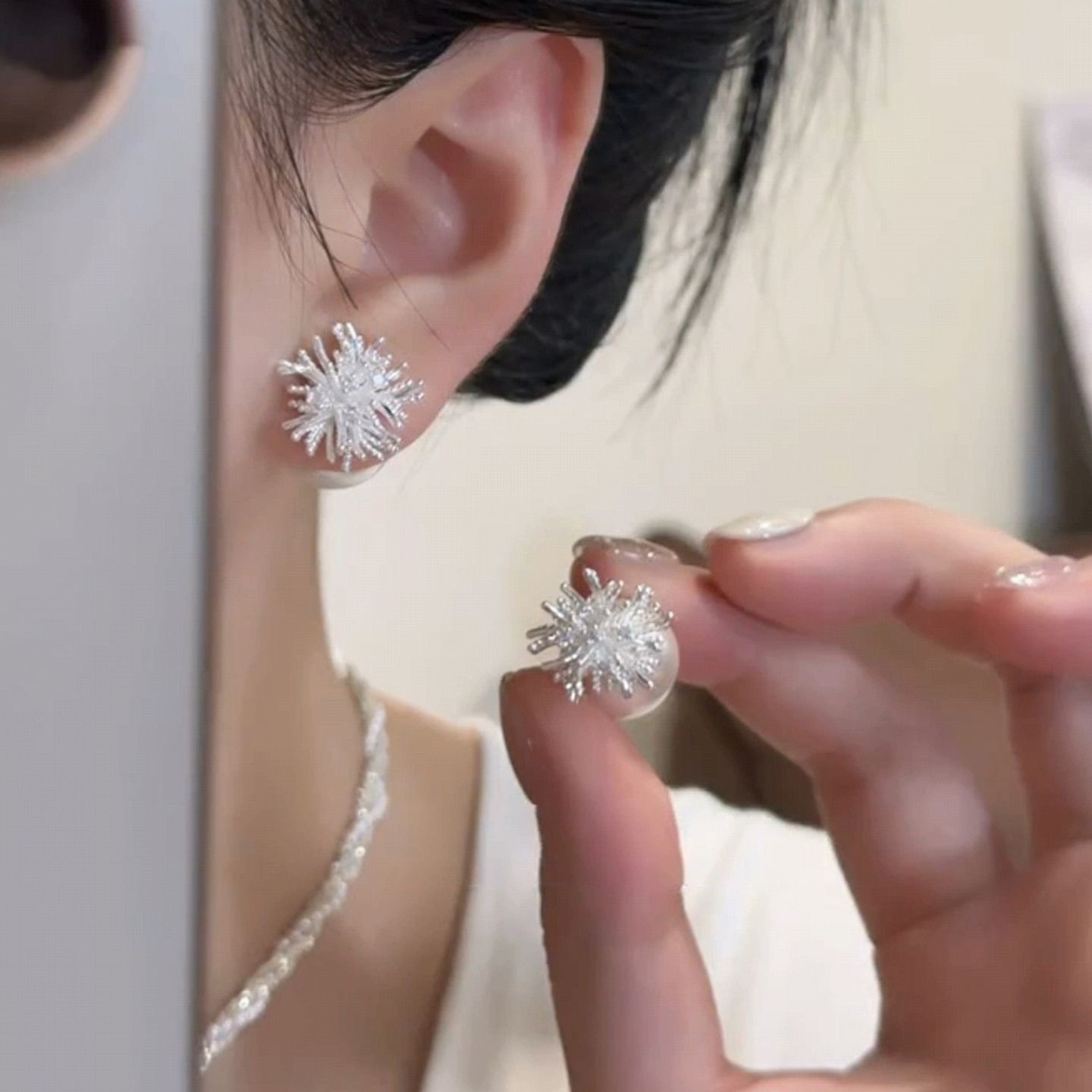 Silver exquisite ear buckles, light luxury and high-end earrings, women's niche design, fashionable, simple and versatile, elegant earrings with silver needles undefined