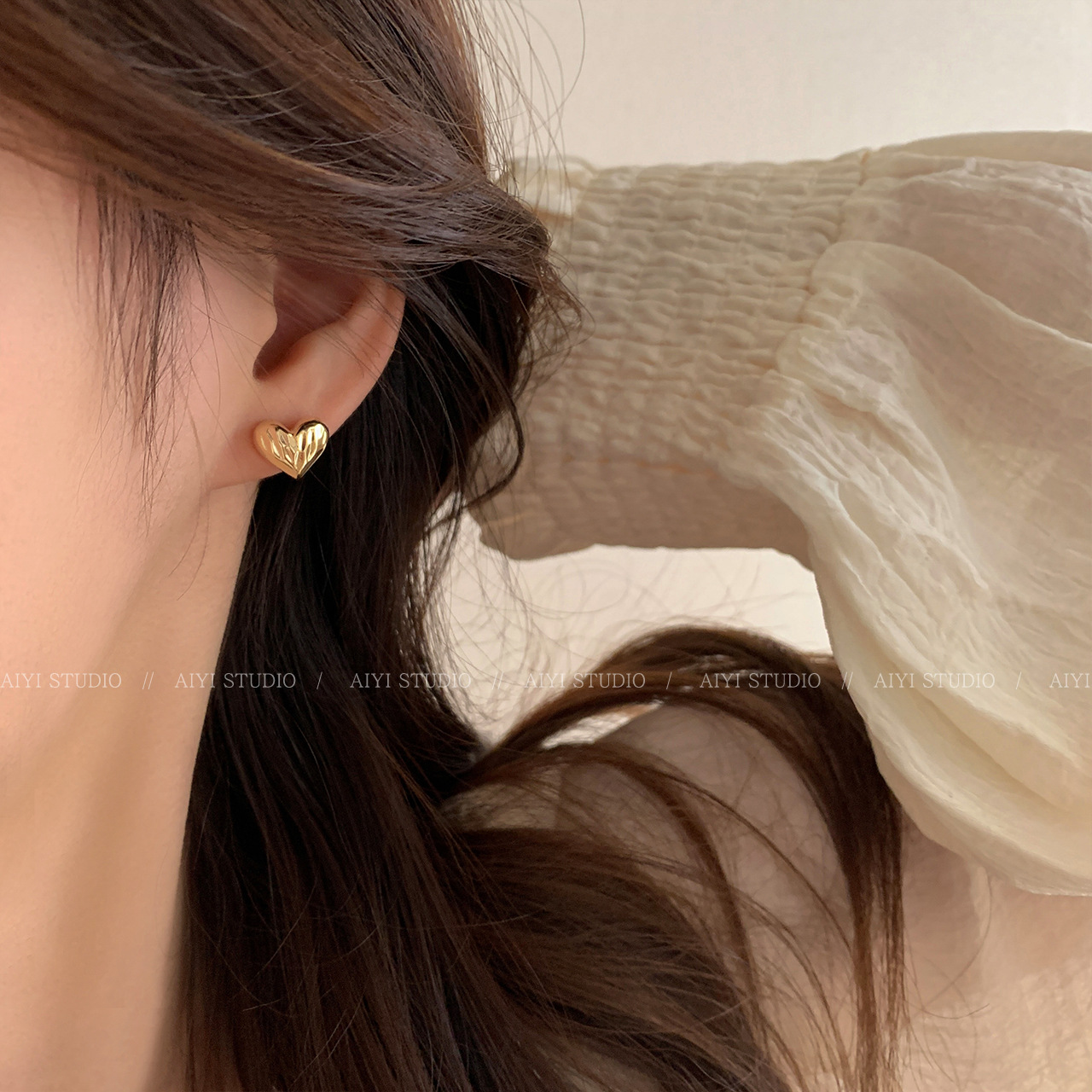 The new 2024 golden heart-shaped stud earrings for women are small, exquisite and cold style earrings with a niche design and a sense of high-end Specification image