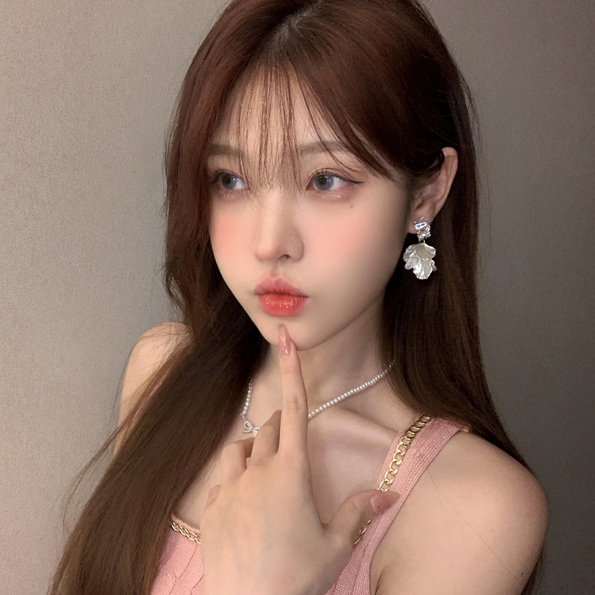 Light luxury and high-end earrings, women's niche design, fashionable petal tassel stud earrings, retro simple and individual ear clips and earrings details Picture