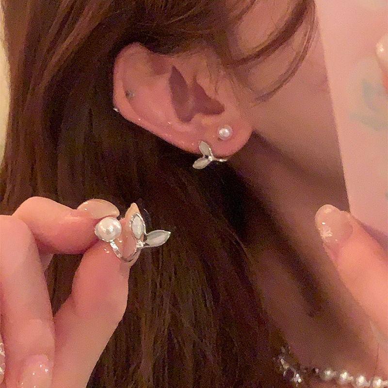 The rear-hanging fishtail pearl earrings for women are a new 2024 high-end style stud earrings with a unique and niche design Specification image