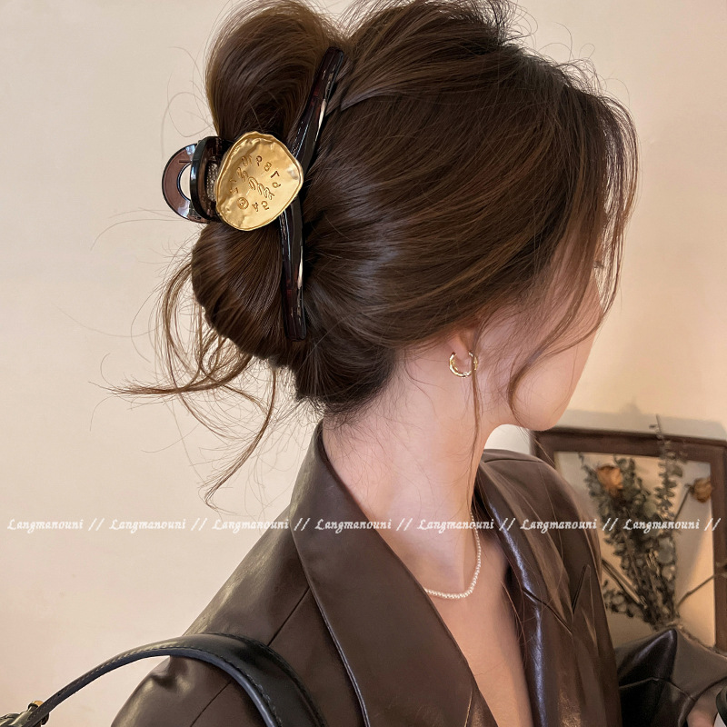 The new autumn and winter collection features a simple and high-end style. It has a sand gold dial with a tea-colored hairpin and a shark clip on the back of the head undefined