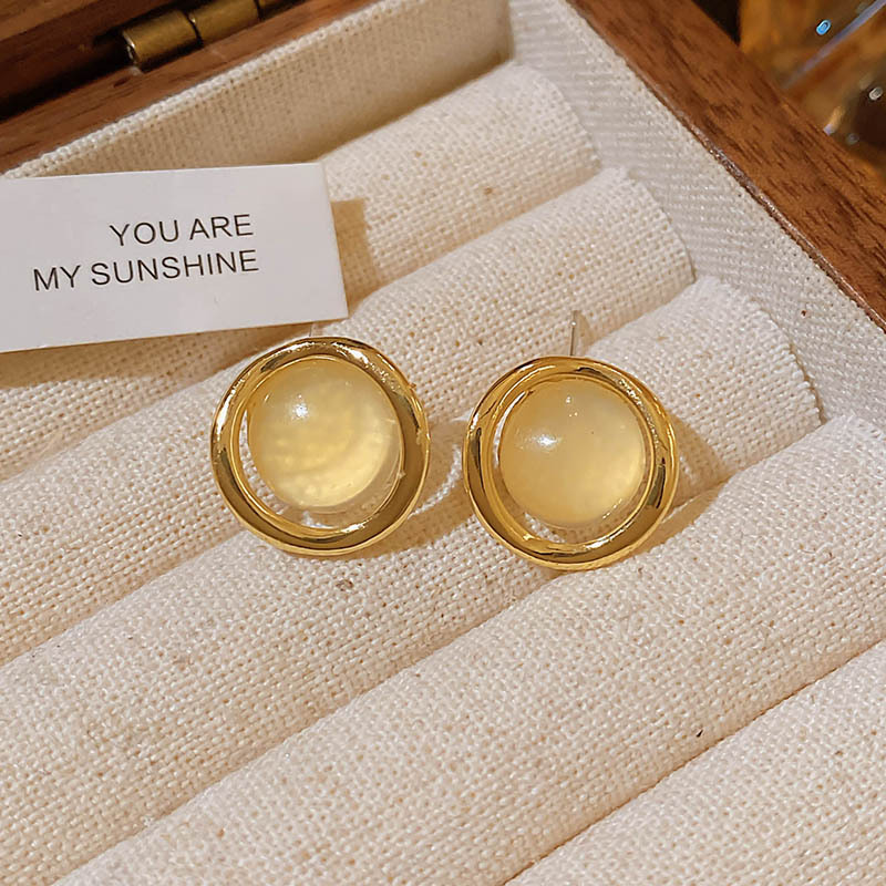 Small and exquisite pearl earrings for women, 2026 new style, light luxury and high-end feel, ear studs, niche design sense, internet-famous earrings undefined