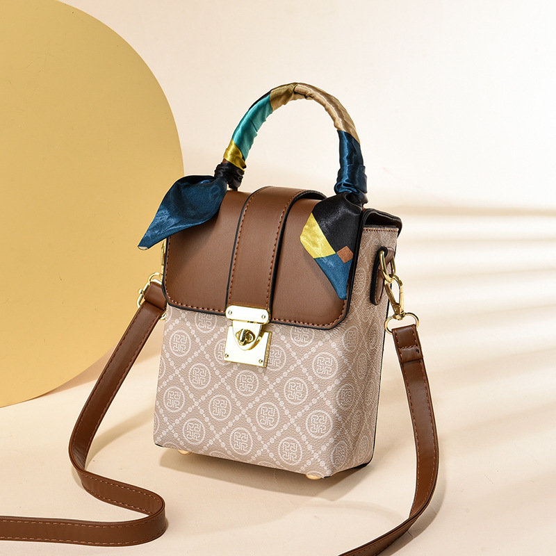 In summer, Dixi, a foreign trade manufacturer, offers a new Korean version of a versatile and simple single-shoulder crossbody bag for women in 2025 Application Scenario