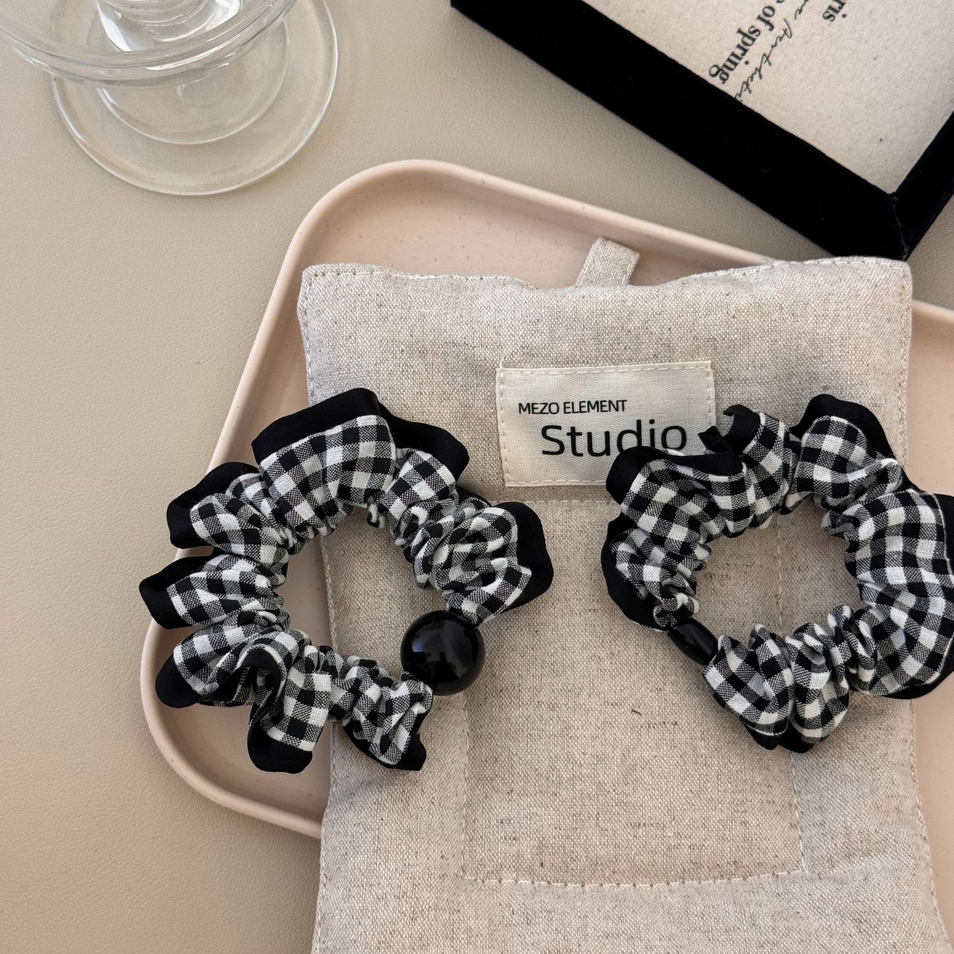 Hong Kong-style retro black and white checkered student hair band, French forest style 2024 new style, with a unique and high-end look