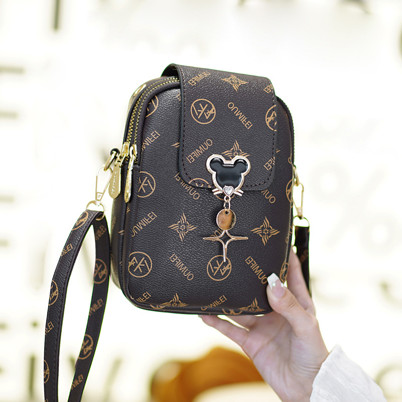 Summer new chain bag, Korean style simple small square bag, fashionable and versatile single-shoulder crossbody bag, trendy mini mobile phone bag for women Application Scenario
