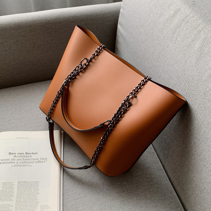 The 2020 new Korean-style chain tote bag with large capacity for women is a versatile and fashionable summer shoulder bag