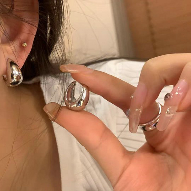 Sweet and cool style heart-shaped pearl stud silver needle 2024 new trendy and internet-famous design earrings, personalized and elegant earrings undefined
