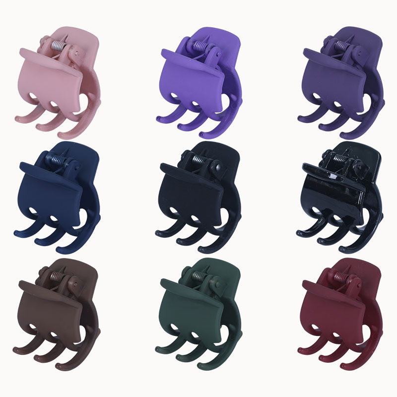 3.5cm tall ponytail 3-toothed claw clip, a magic tool for fixing, small claw clip, hair accessory, hairpin, shark clip at the back of a woman's head details Picture