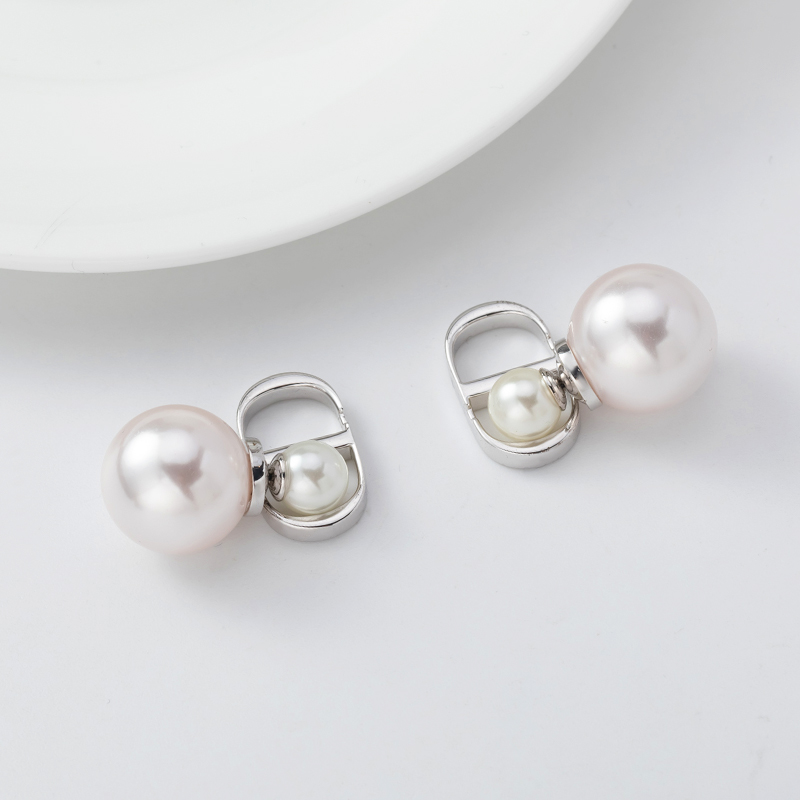 The two pairs of double-bead letched sow nose earrings on the front and back are exquisitely textured with cotton and pearl, exuding an elegant and refined charm. They are women's stud earrings Application Scenario