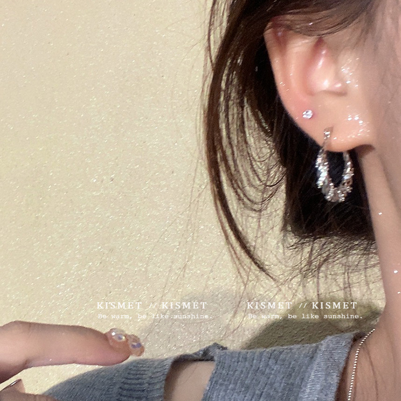 Autumn and winter high-end wrapped sparkling diamond ear buckle earrings, women's light luxury, unique and distinctive silver twist ear stud earrings details Picture