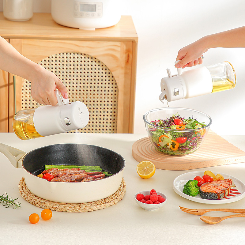 【CL】25Q4#8258 Zhiyou Spray-Pouring Integrated Glass Oil Can (700ml) White/Khaki Clear