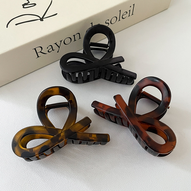 Simple and elegant semi-tied hair clips, medium-sized updo hair clips, shark clips, versatile and stylish headwear, fish tail clips for children Specification image