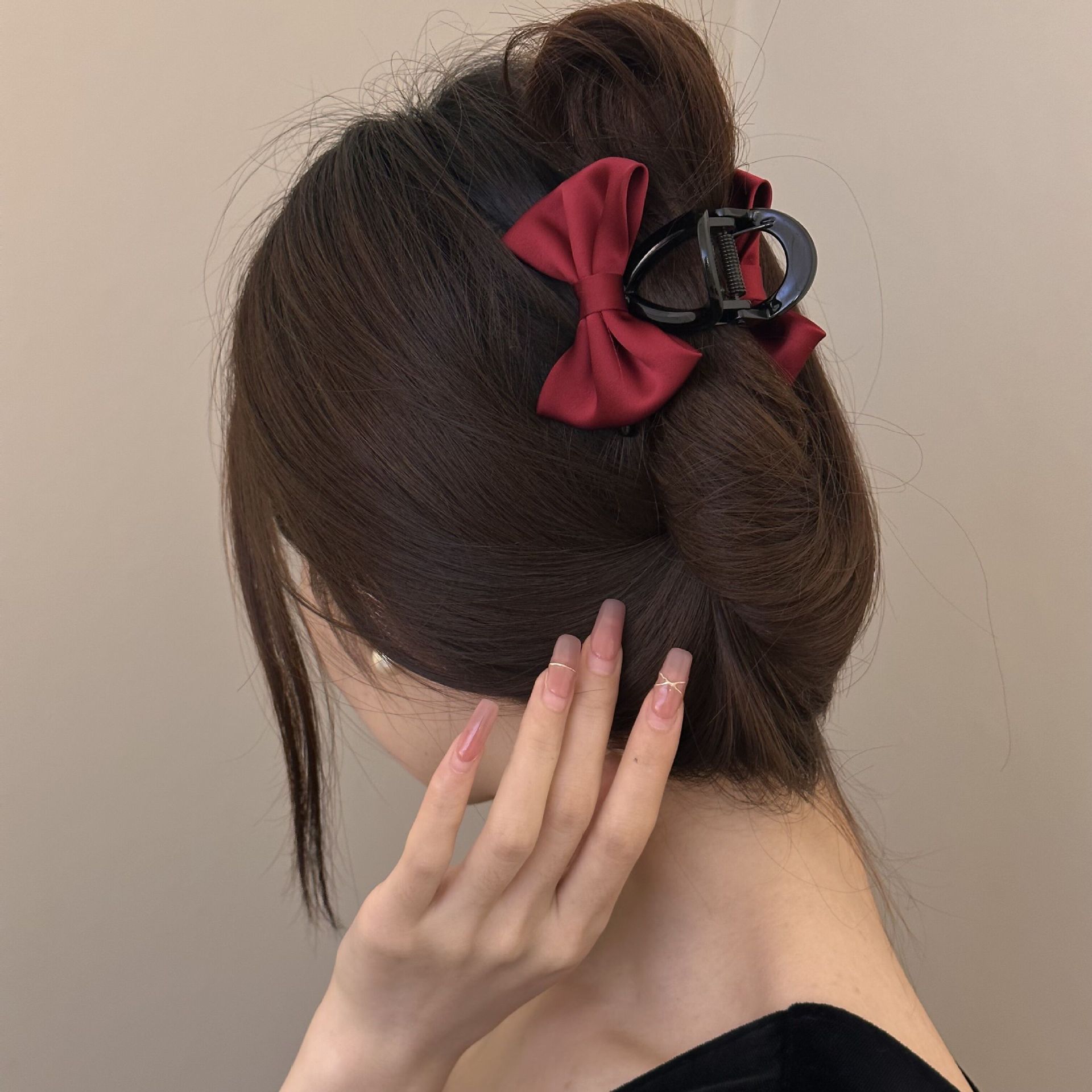 Velvet bow ~ Velvet pearl delicate hair clipper, short hair clip, back of the head updo, Korean shark clip Application Scenario