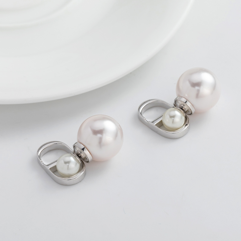 The two pairs of double-bead letched sow nose earrings on the front and back are exquisitely textured with cotton and pearl, exuding an elegant and refined charm. They are women's stud earrings Specification image