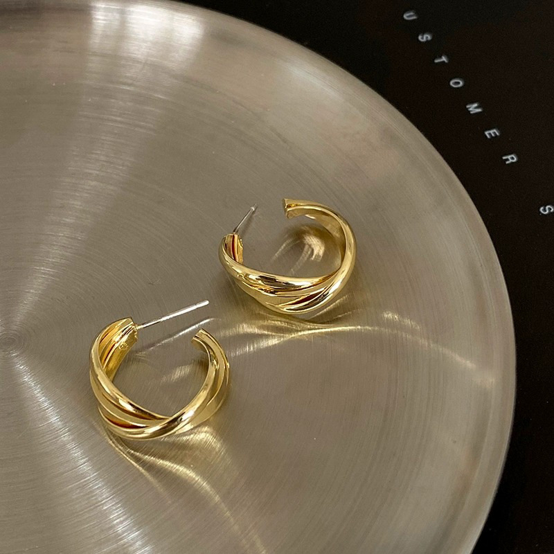 The golden circular twisted ear studs exude a sense of elegance and sophistication. The new light luxury earrings are stylish and versatile. S925 silver needle earrings for women details Picture