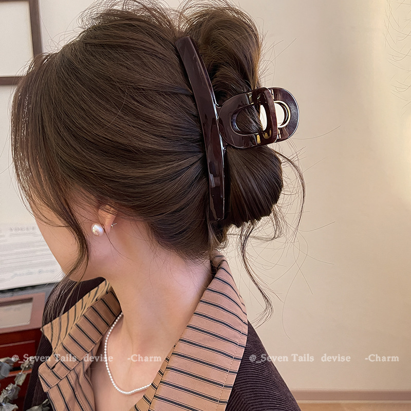 Shiny chocolate reddish-brown hairpin, simple, light luxury and high-end style, large shark clip at the back of a woman's head