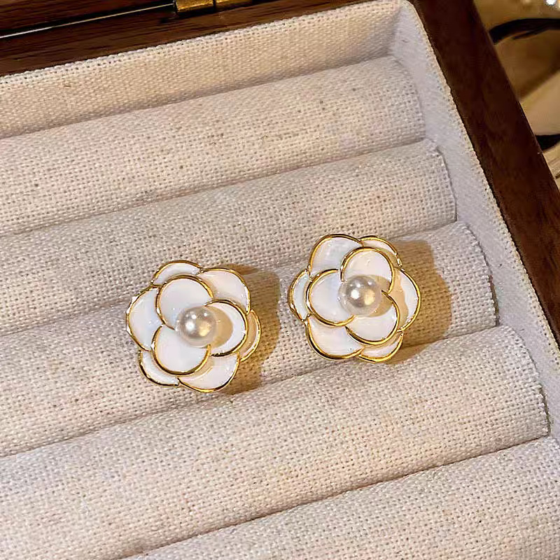Small and exquisite pearl earrings for women, 2026 new style, light luxury and high-end feel, ear studs, niche design sense, internet-famous earrings undefined