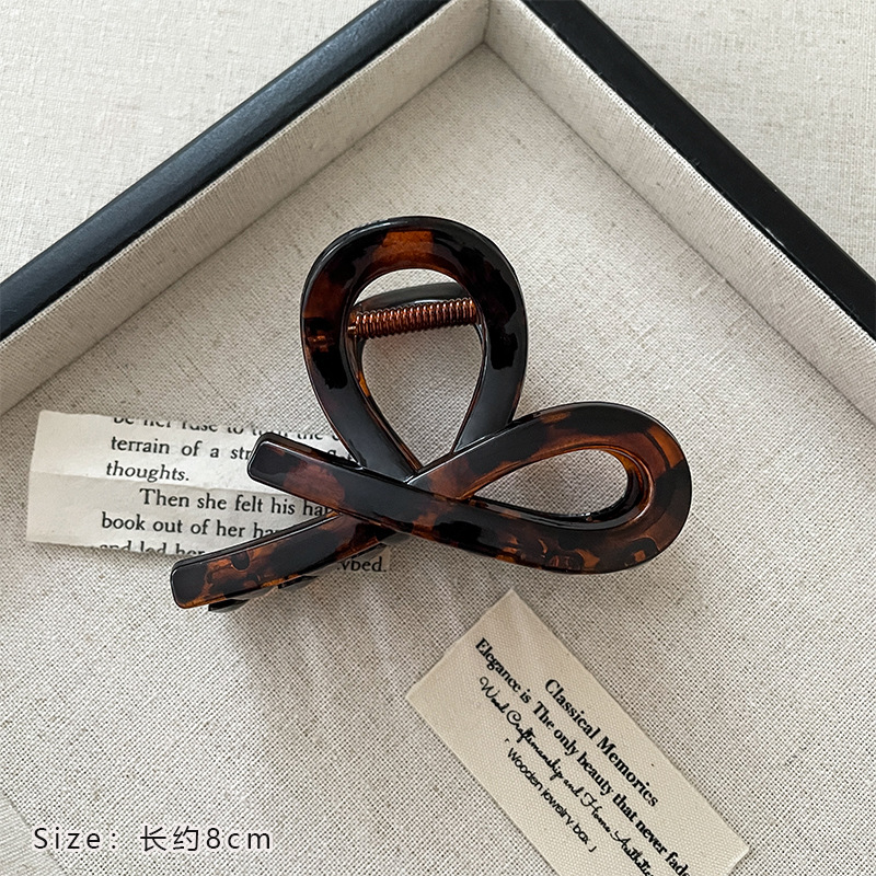 Simple and elegant semi-tied hair clips, medium-sized updo hair clips, shark clips, versatile and stylish headwear, fish tail clips for children undefined