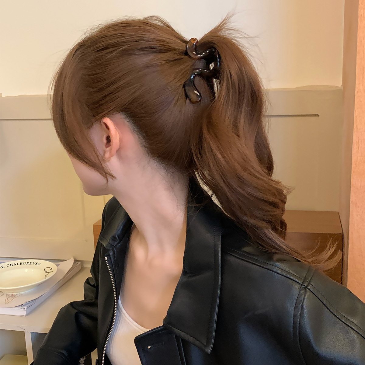 A few words coffee-colored irregular grab clip for women, fixed high ponytail tortoiseshell spotted hairpin, loose and minimalist style shark clip details Picture