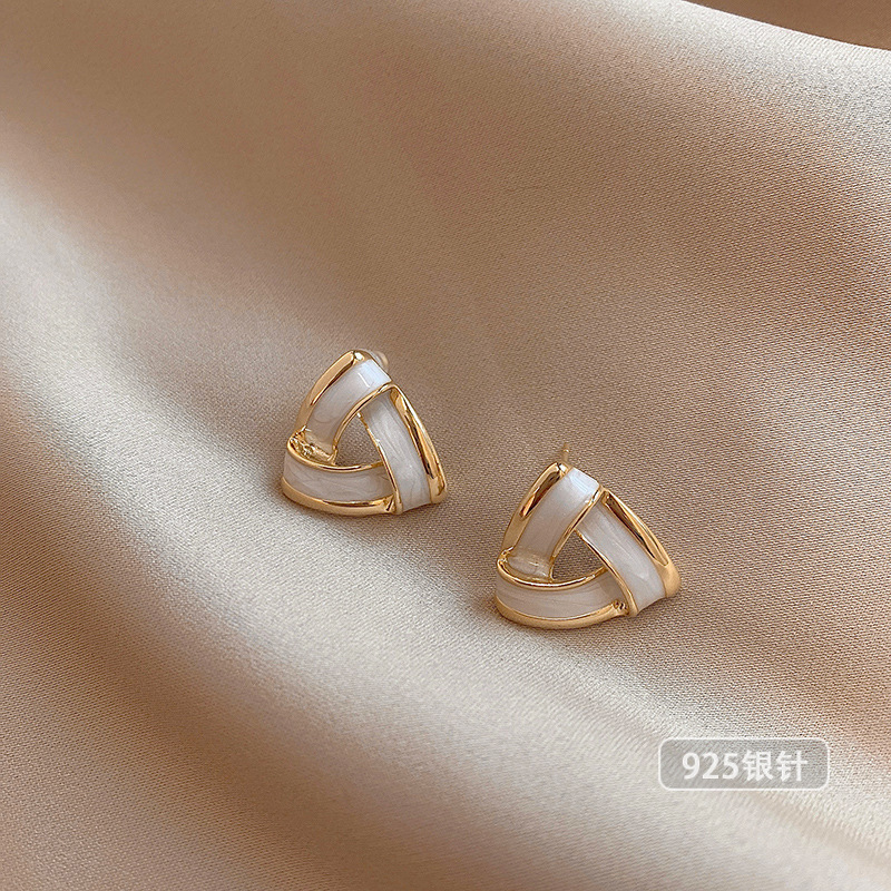 2026 New style fashionable and versatile earrings, feminine pearl stud earrings, silver needle, niche design, high-end sense earrings wholesale undefined