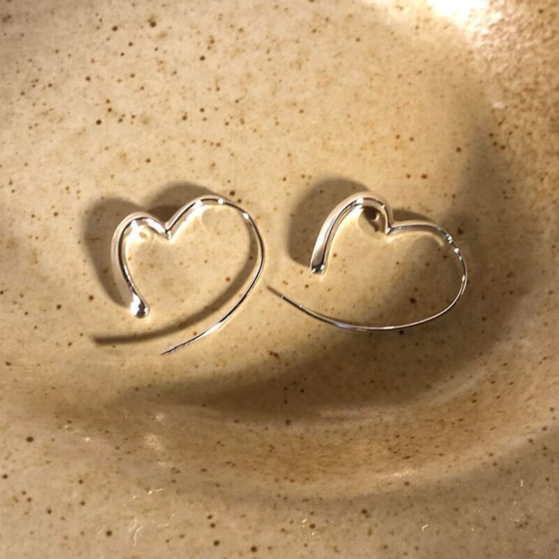 Cold and simple style, heart-shaped earrings, new 2024 style, high-end and niche design, versatile stud earrings for women undefined