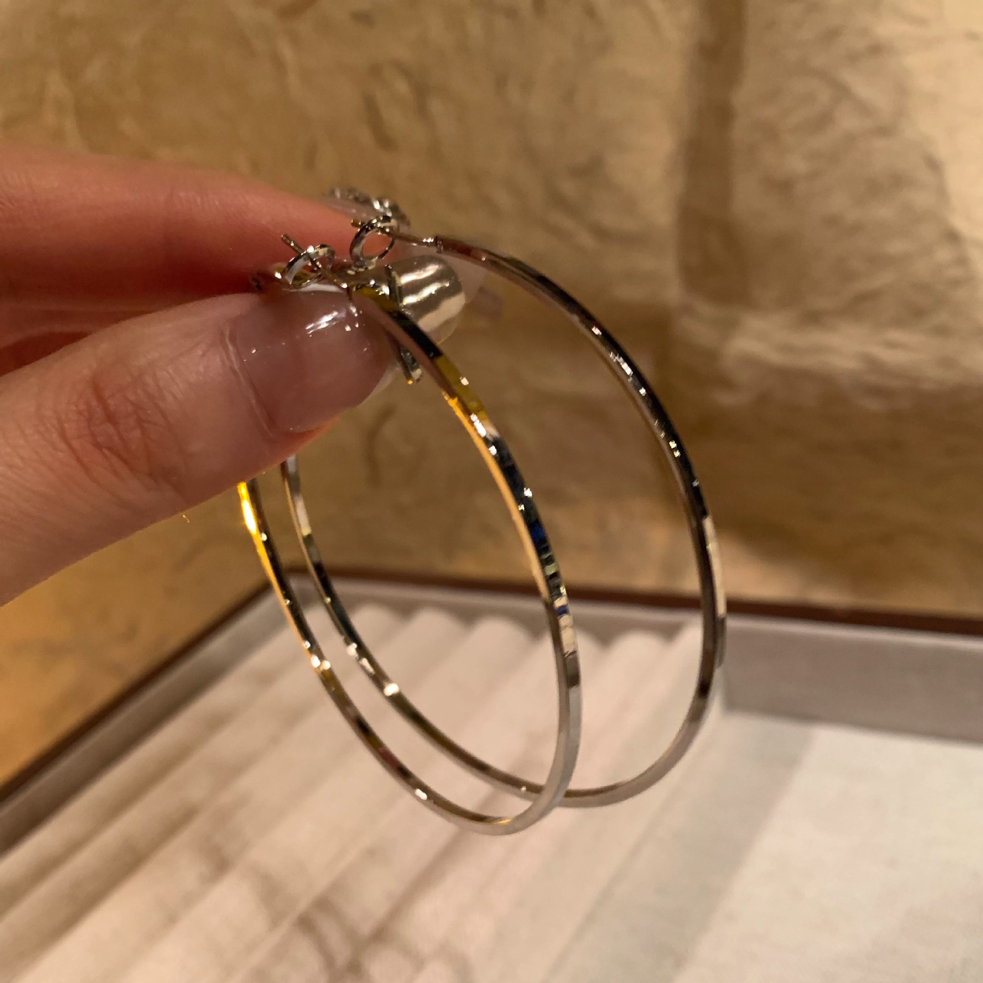 Exaggerated and high-end circle earrings, new 2025 bestsellers, suitable for big round faces, wholesale of round face earrings Application Scenario