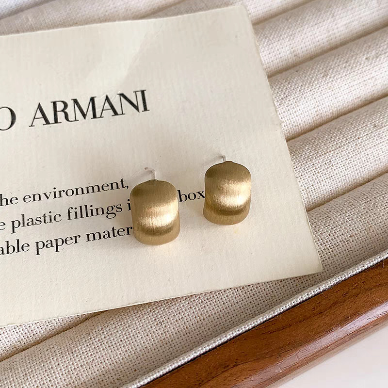 Small and exquisite pearl earrings for women, 2026 new style, light luxury and high-end feel, ear studs, niche design sense, internet-famous earrings undefined