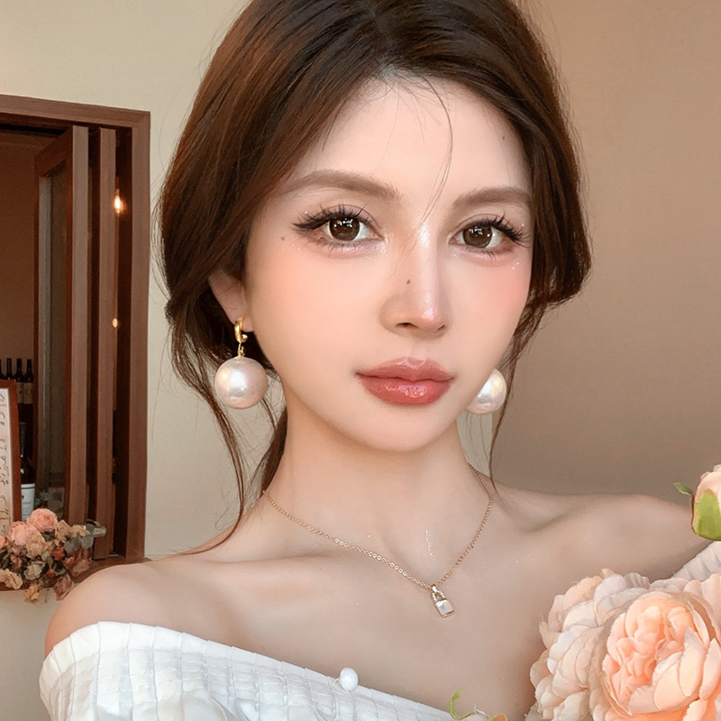 Elegant white pearl earrings, a niche design for women, elegant ear hooks, fashionable and high-end, large pearl earrings and earrings Application Scenario
