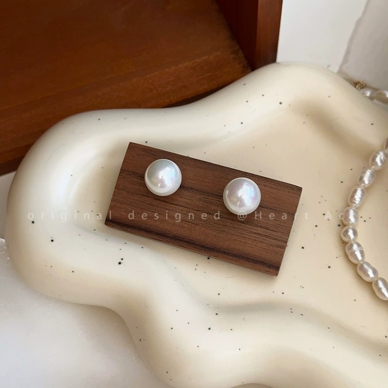 High-end and touching pearl stud earrings for women, 2026 new trendy bestsellers, niche design sense earrings, light luxury earrings undefined
