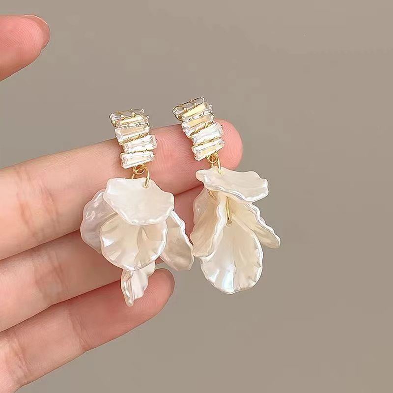 Zirconium rose flower earrings with a light luxury and high-end feel, stud earrings, a 2026 bestseller for women, are versatile and niche earrings for summer commutes undefined
