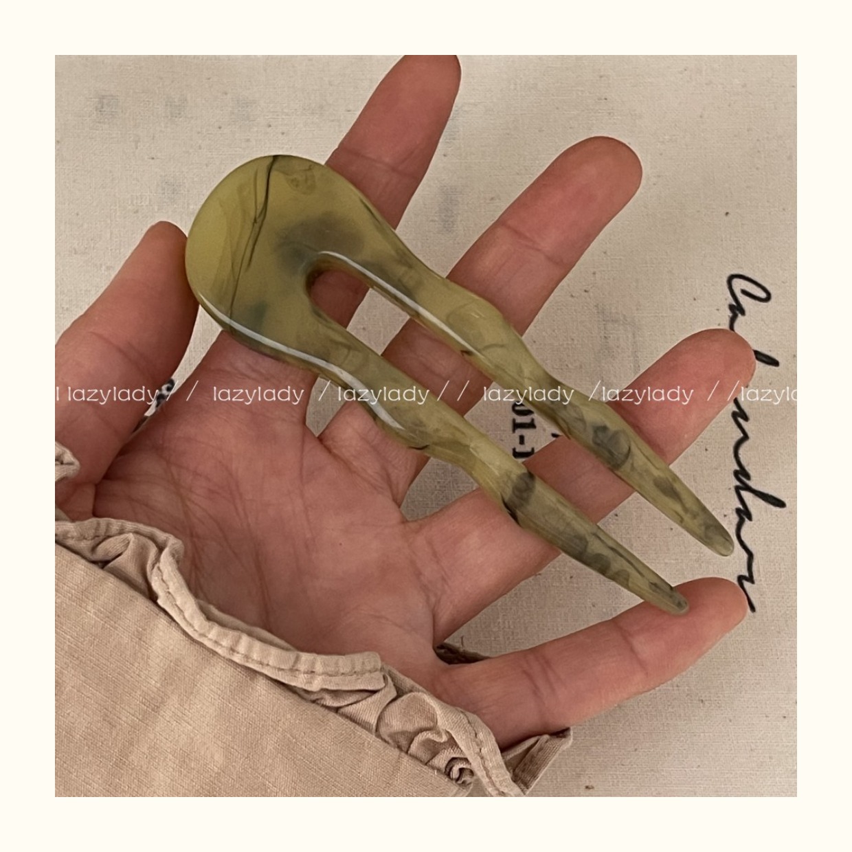 This short hairpin is suitable for women with less hair. It is made of acetate and features a retro thickened coil hairpin with a Chinese style undefined