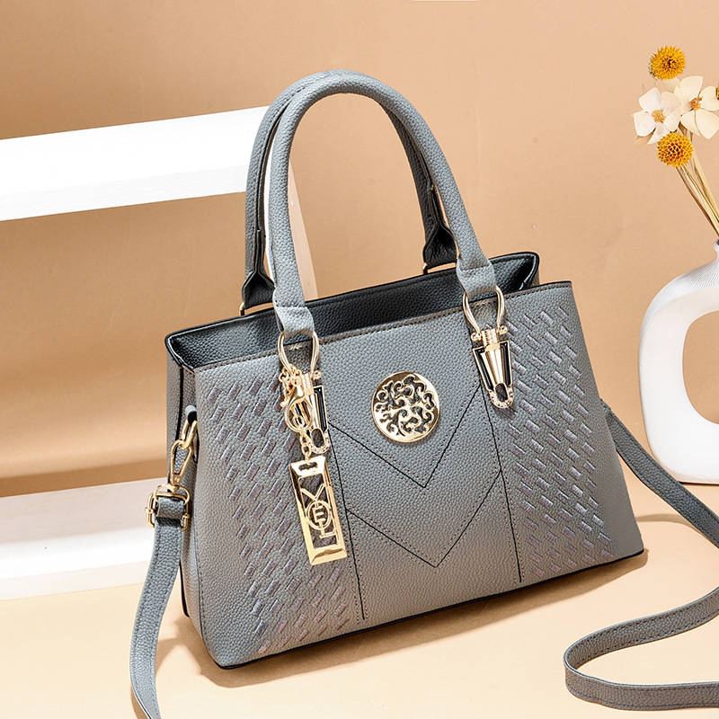 2025 Large-capacity handbag, trendy and fashionable women's bag, middle-aged mother's bag, high-end, elegant and versatile, single-shoulder crossbody bag Application Scenario