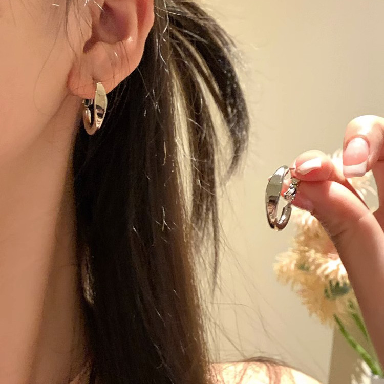 Silver irregular circular ear studs, 925 silver needle, Korean cold style ear rings, light luxury and high-end earrings for women full image